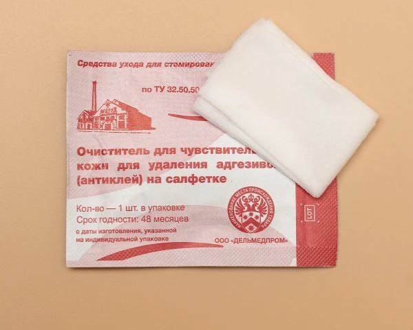 Очиститель для чувствительной кожи для удаления адгезивов (антиклей) на салфетке.